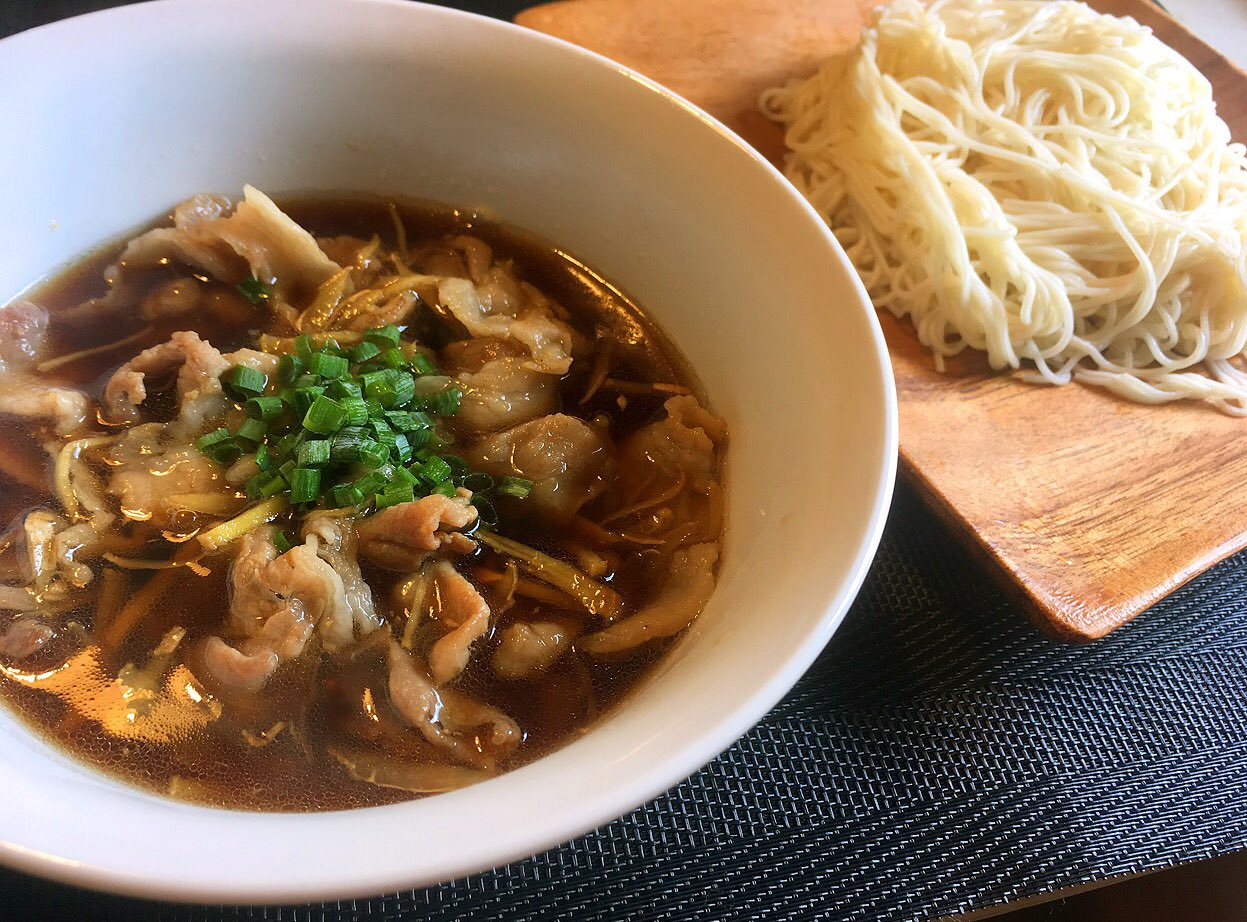 リュウジ 料理のおにいさんバズレシピ 食欲のなくてもいくらでも食べられてしまいそうな豚生姜そうめん 豚肉70gと生姜10gの千切りを少量の油で炒めめんつゆ50cc 水100cc 酒30cc入れ沸かして良く冷やしたそうめんにつけて食べる 冷たい麺と熱くて リュウジ 料理のおにいさんバズレシピ 食欲のなくてもいくらでも食べられてしまいそうな豚生姜そうめん 豚肉70gと生姜10gの千切りを少量の油で炒めめんつゆ50cc 水100cc 酒30cc入れ沸かして良く冷やしたそうめんにつけて食べる 冷たい麺と熱くて