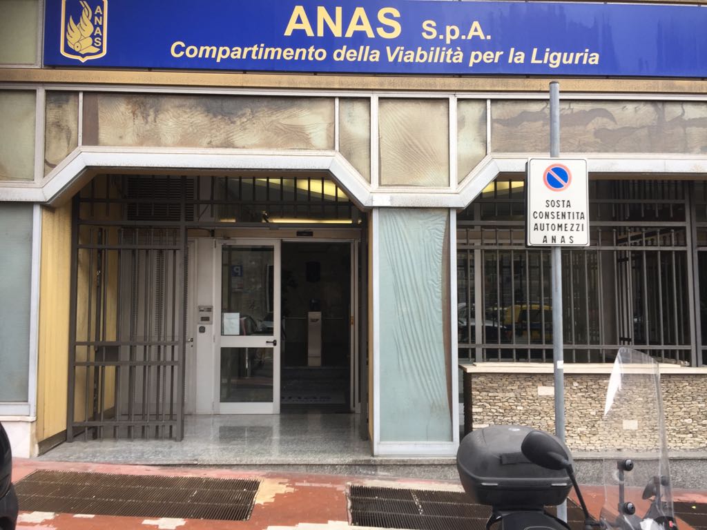 GenovaMetropoli's tweet photo. Proseguono lavori di @GenovaMetropoli su #SS35 #SS456, consigliere metropolitano @CellaRoberto incontra Anas che valuta di destinare 500 mila euro per somme urgenze ripristino manto, sfalcio, segnaletica orizzontale strade ritrasferite ad inizio Agosto https://t.co/v502Imts4k https://t.co/vJvtA5QYOC