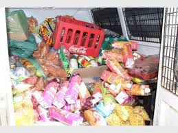 SAgovnews's tweet image. [Read] Immigration officers arrested 27 undocumented illegal foreigners during a joint operation to inspect spaza shops for counterfeit and expired goods in Gauteng’s East Rand #fakefoodcrackdown @City_Ekurhuleni tinyurl.com/y83aa9el @HomeAffairsSA @mzwandileMasina