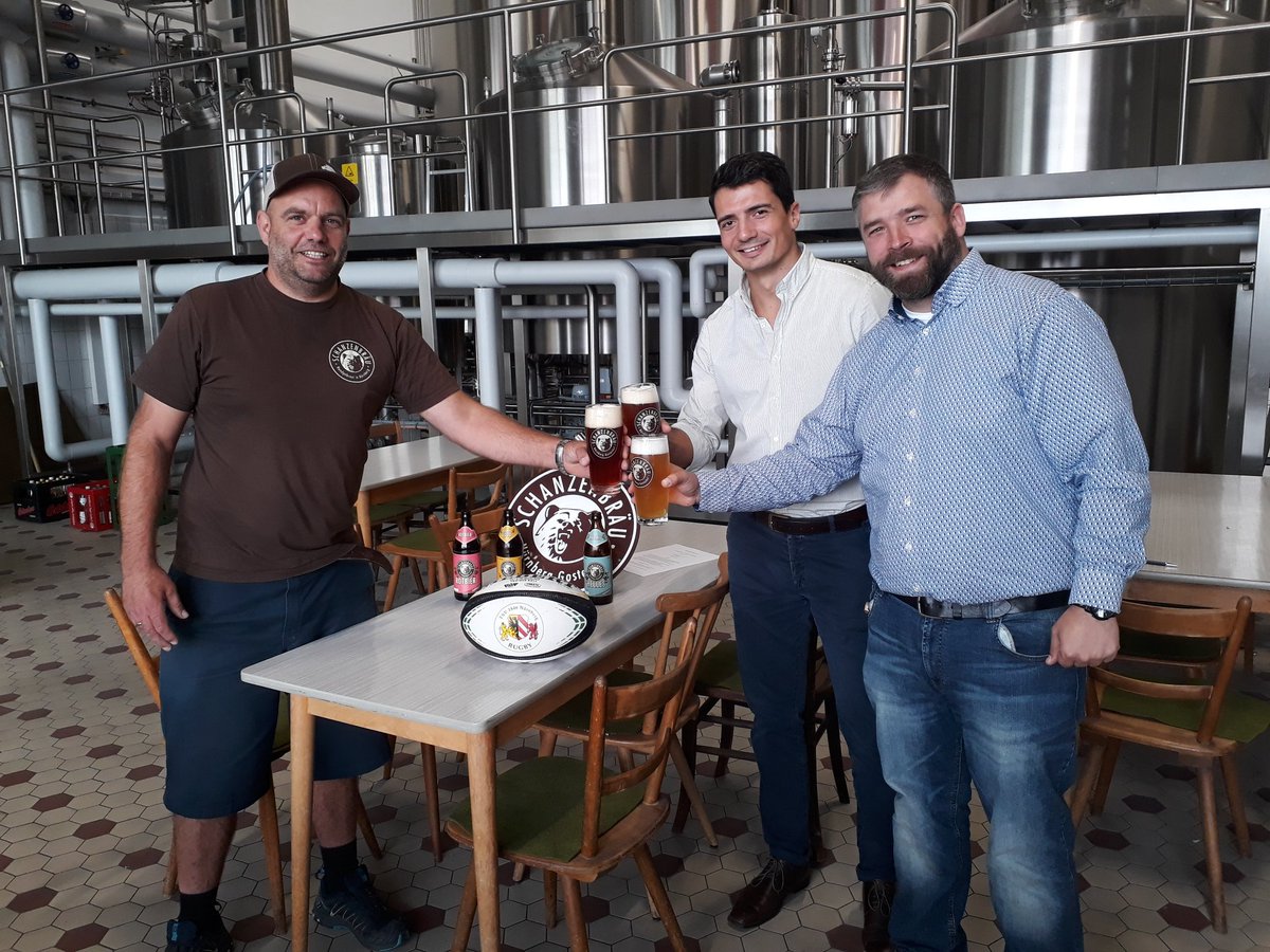 Willkommen in der #NbgRugbyFamily, liebe <a href="/schanzenbraeu/">Brauerei Schanzenbräu</a>! Ab sofort versorgt euch die Nürnberger Kultbrauerei bei den Heimspiele auf dem Waldsportplatz mit ihren Bieren und unterstüzt die #Die46er. Zum Wohl! #HeissaufRUGBY #NürnbergerJungs