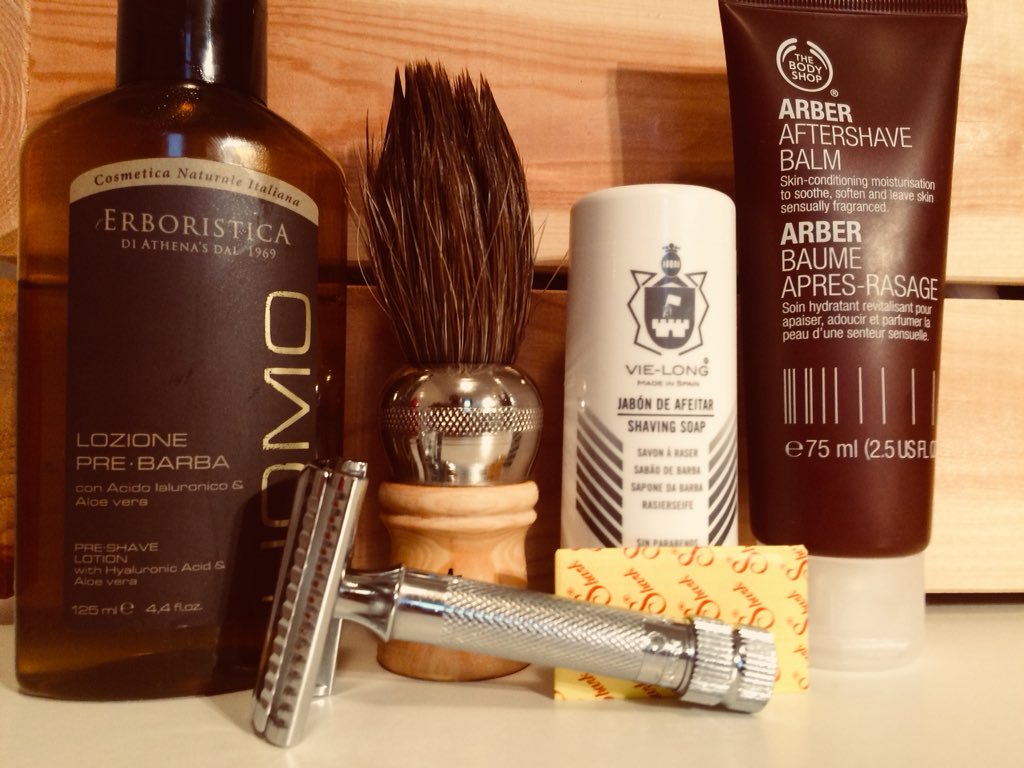 riky_76's tweet photo. Nice shave with this new soap stick by Vie-long (with tallow) and his horse brush #wetshaving #sotd #vielong #merkur #slant #shark #theBodyShop #erboristica #vintage https://t.co/qRZW63Mvg2