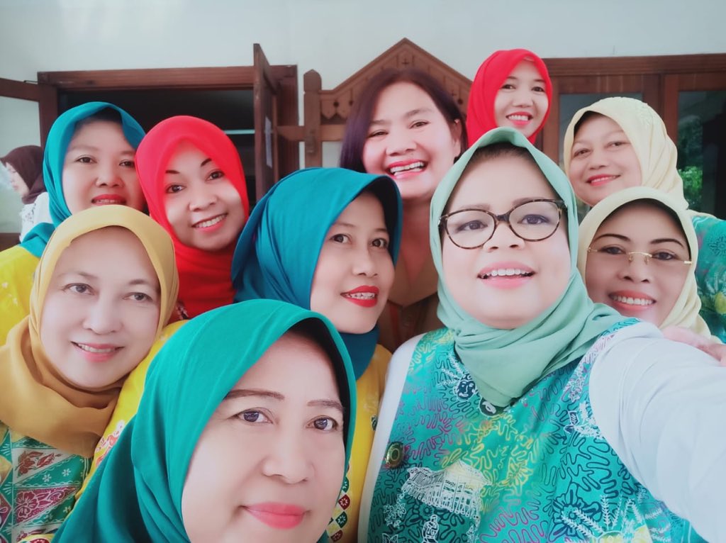 Ternyata Selfie itu bikin bahagia....
Terlihat dari wajah2 yg lg selfie ini😀
Selfie dgn ibu Gub <a href="/feryfarhati/">Fery Farhati</a> setelah pembukaan Lomba 10 Program Pokok PKK @Gedung PKK Melati Jaya