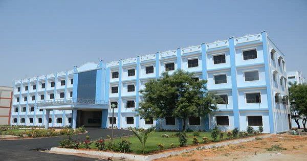 LearnEnggenious's tweet image. Did you know that there are 277 fake #engineering colleges in #India? Delhi tops the list with 66.

 bit.ly/2PNg0oa