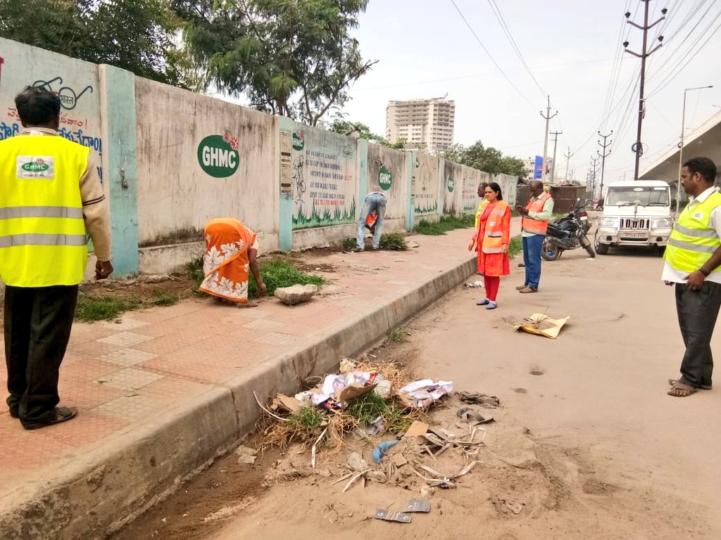 Swachh 🙏 Special drive on'Zero garbage/No compromise roads' silt removal, grass removal,pebles/ boulders removal from pillar no 165 to PDP junction #GHMC