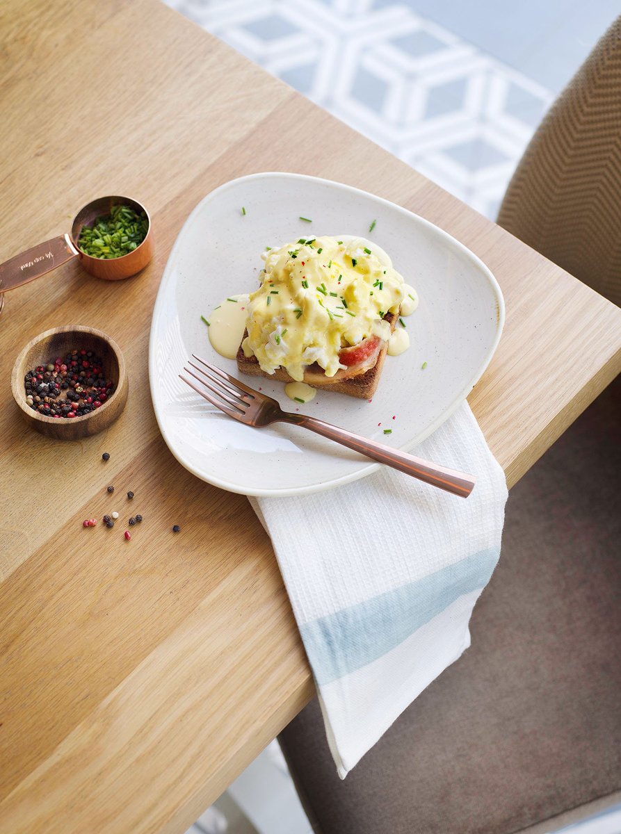 Tienes que trabajar, hace calorazo, y encima te has pegado madrugón, ¿por qué no te das un CAPRICHO y te vienes a desayunar con nosotros? Te aseguramos que después de nuestros huevos benedictine y un té helado, el día se ve de otro color. ¡Prometido!