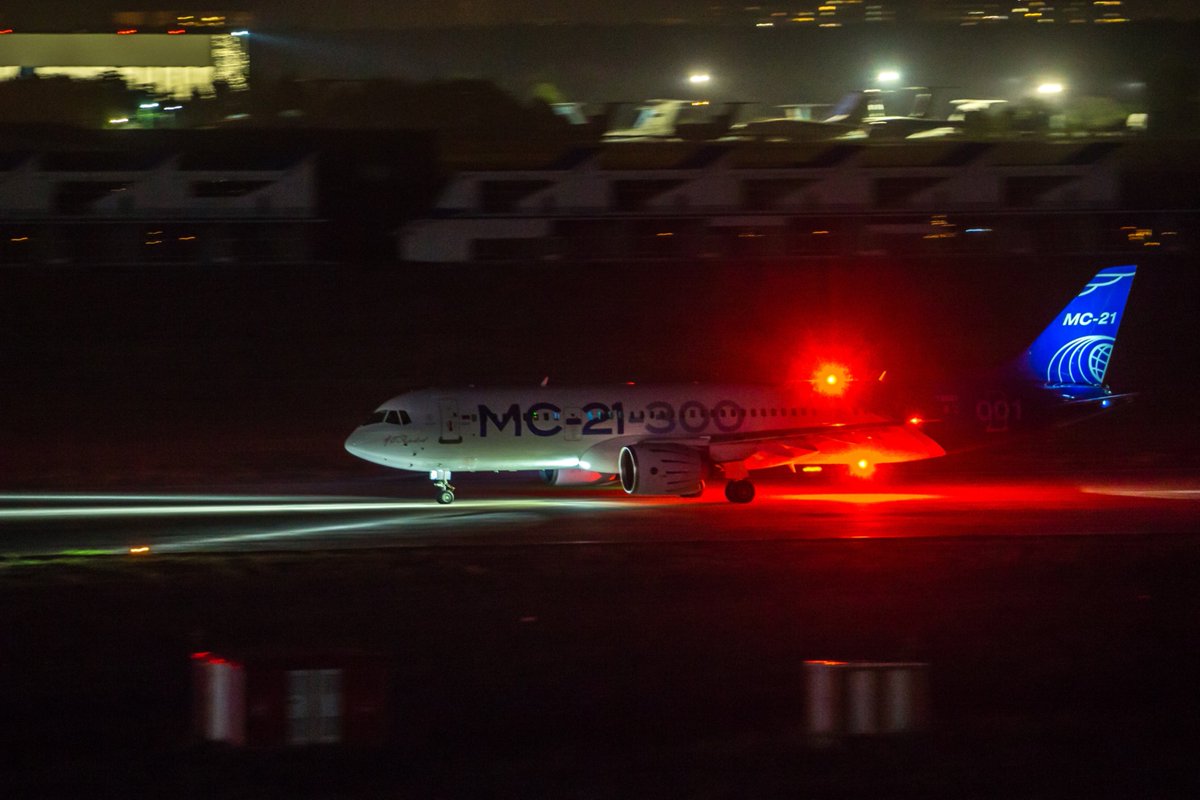 #Irkut #MC21 first night landing: The functioning of navigation and landing, as well as external lighting equipment has been checked. For instrumental testing of its systems, the aircraft performed several passes over the runway from two directions at various altitudes.