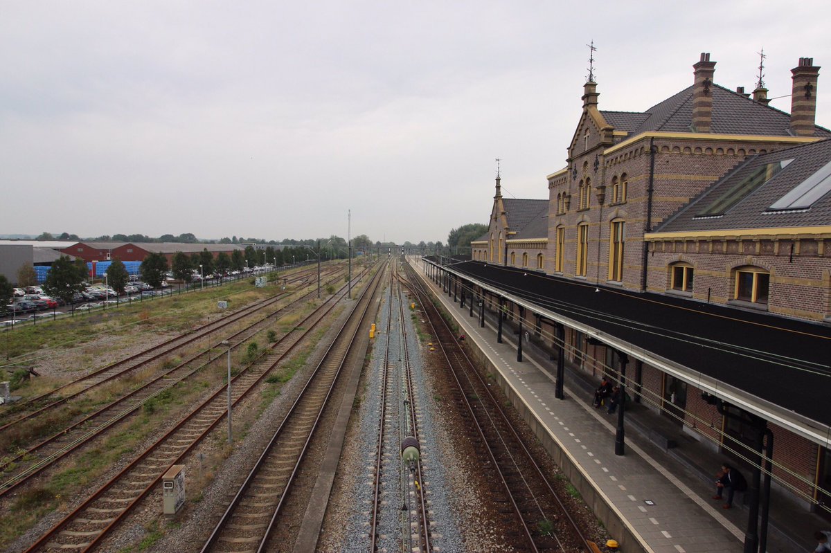 Spoor en station in #Geldermalsen gaan de komende jaren op de schop. Zo creëren we meer ruimte voor het toenemende treinverkeer. Een mooie samenwerking van <a href="/ProRail/">ProRail</a>, <a href="/DuraVermeer/">Dura Vermeer</a> en <a href="/MobilisTBIinfra/">Mobilis TBI</a> in de Lingense Alliantie <a href="/DL_Alliantie/">De Lingense Alliantie</a> prorail.nl/nieuws/lingens…