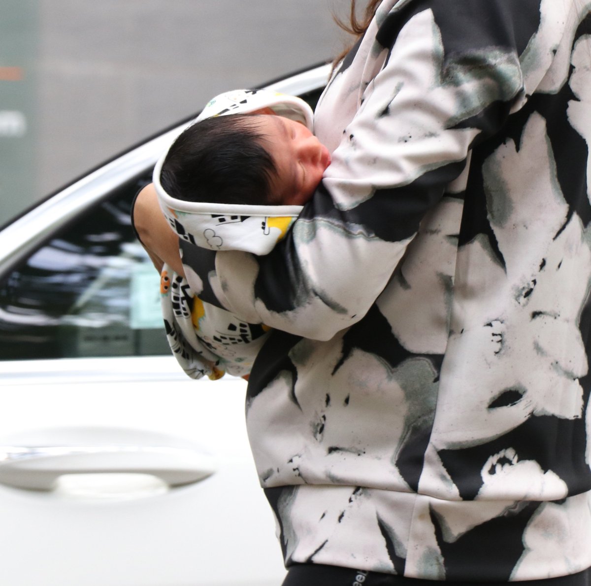 LehrenNetworks's tweet photo. #AbhishekKapoor #PragyaYadav #LatestBollywoodNews #LehrenBollywood #BollywoodNews2018 #Lehren #30YearsOfLehren
Abhishek Kapoor and Pargya Yadav spotted outside a hospital with their newborn baby.
Stay tuned to: https://t.co/C1LPiZpHo8
@Abhishekapoor https://t.co/y3WPWRqYUi