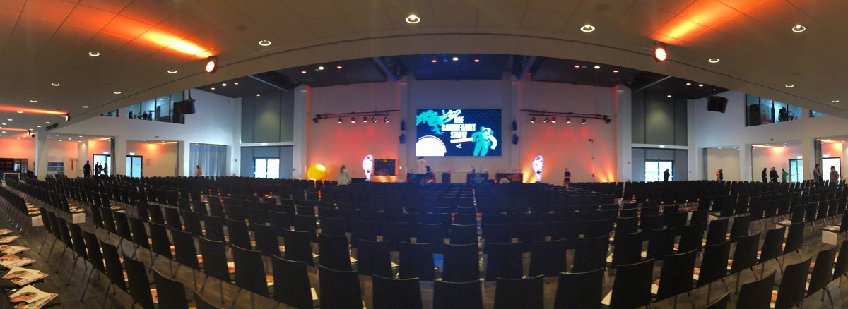 Die große #DLR_Raumfahrt_Show in #Erfurt. Gleich geht’s los! Hunderte Kinder stehen schon vor der Tür.