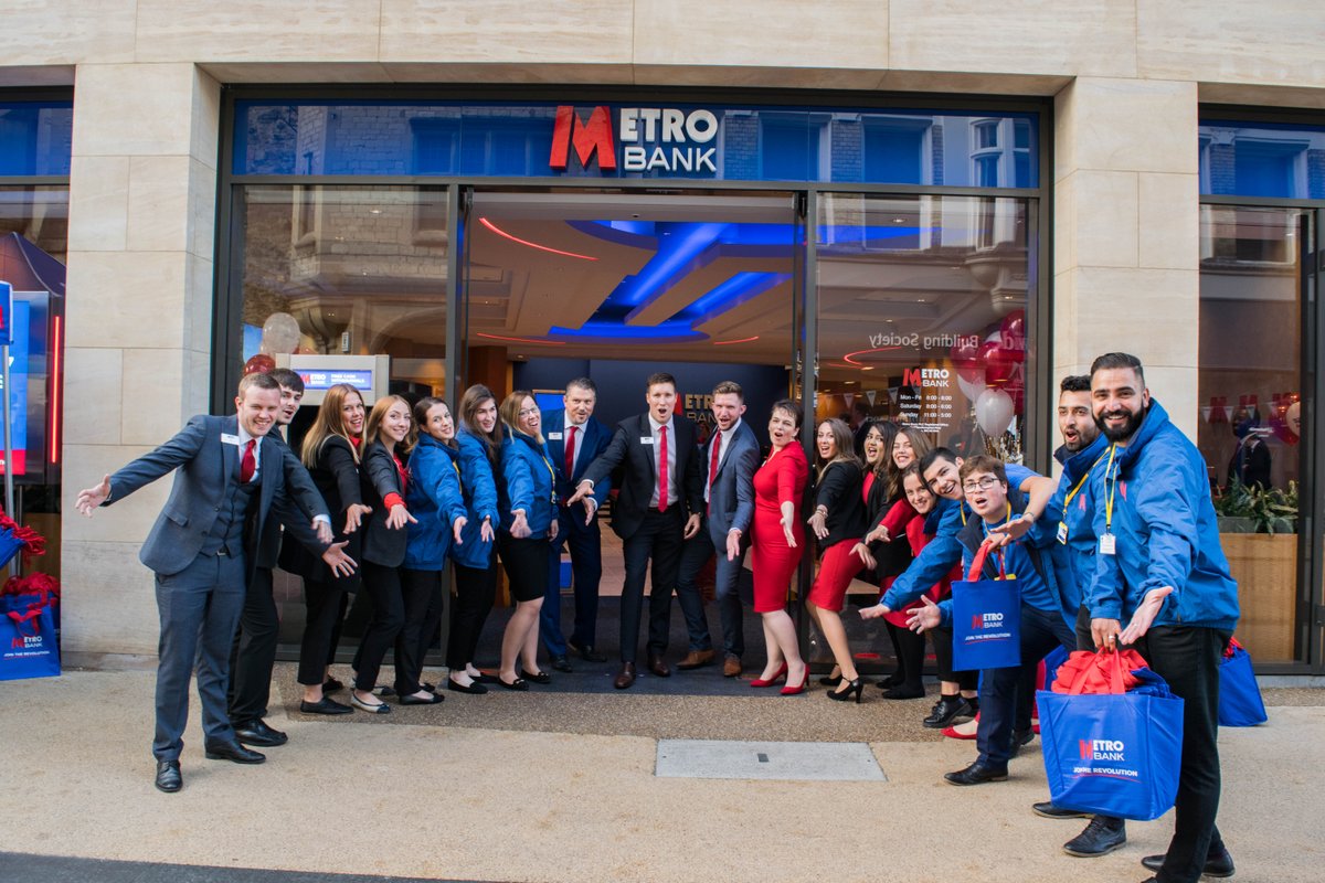 Metro_Bank's tweet photo. #DidYouKnow There are over 20 places called #Oxford around the world... but only one has a brand new Metro Bank store 🎉! Whoop whoop! We'll be partying the day away until 8pm with the sweet tunes of @DJRossByrne so come along and join the fun💃🎶 #MBOxfordGO https://t.co/w1EmS5NRJU
