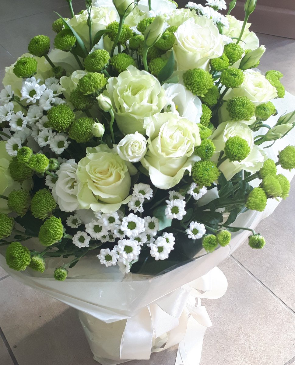 CroesiO's tweet photo. Ancora qualche lavoretto prima della settimana  di chiusura ☺😉

#croesiorchidee #piante #fiori #composizionefloreale #bouquet #flower #rose #white #elegance #negoziodifioriepiante #shop #garden #flowerandplantshop #idearegalo #venditaaldettaglio #flowerlovers #camporosso https://t.co/ooHxt5Yz9h
