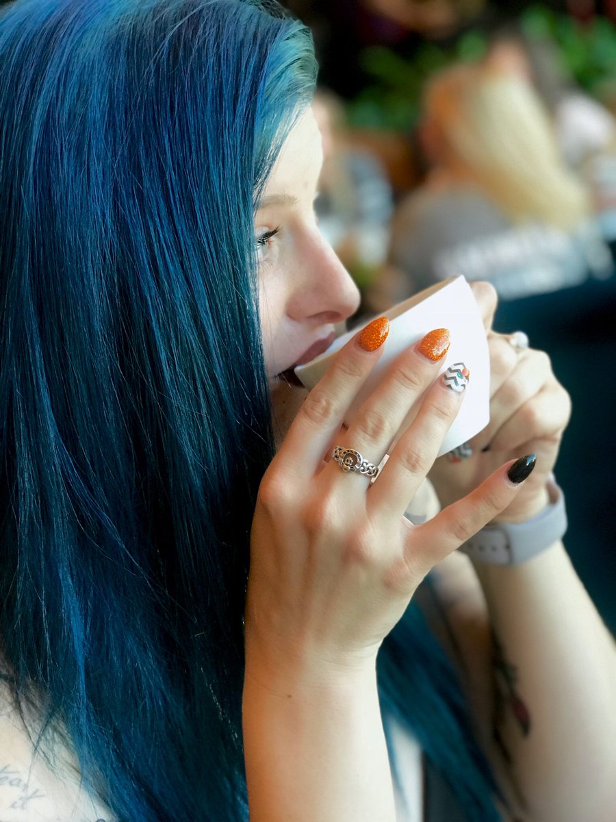 genyphernykoal's tweet photo. Iโm really missing my blue hair right now ๐ฉ๐ฉ๐ฉ. Why canโt I just be a blue haired social worker?! #butwhynot #bluehair #fbf #missit #boonormal https://t.co/Pqer3wvijL