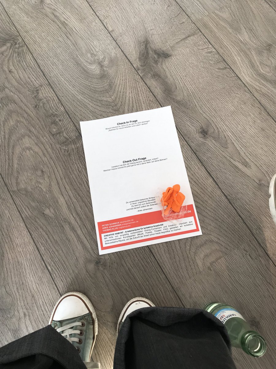 servicekomplize's tweet image. „Wir können nichts festhalten, aber Haltung bewahren.“ #copopcon18 @copopconvention Anke Johannsen im Workshop von Peter Schreck mit sehr schönen Interaktions-Formaten. Und: Mit spontaner Musik!