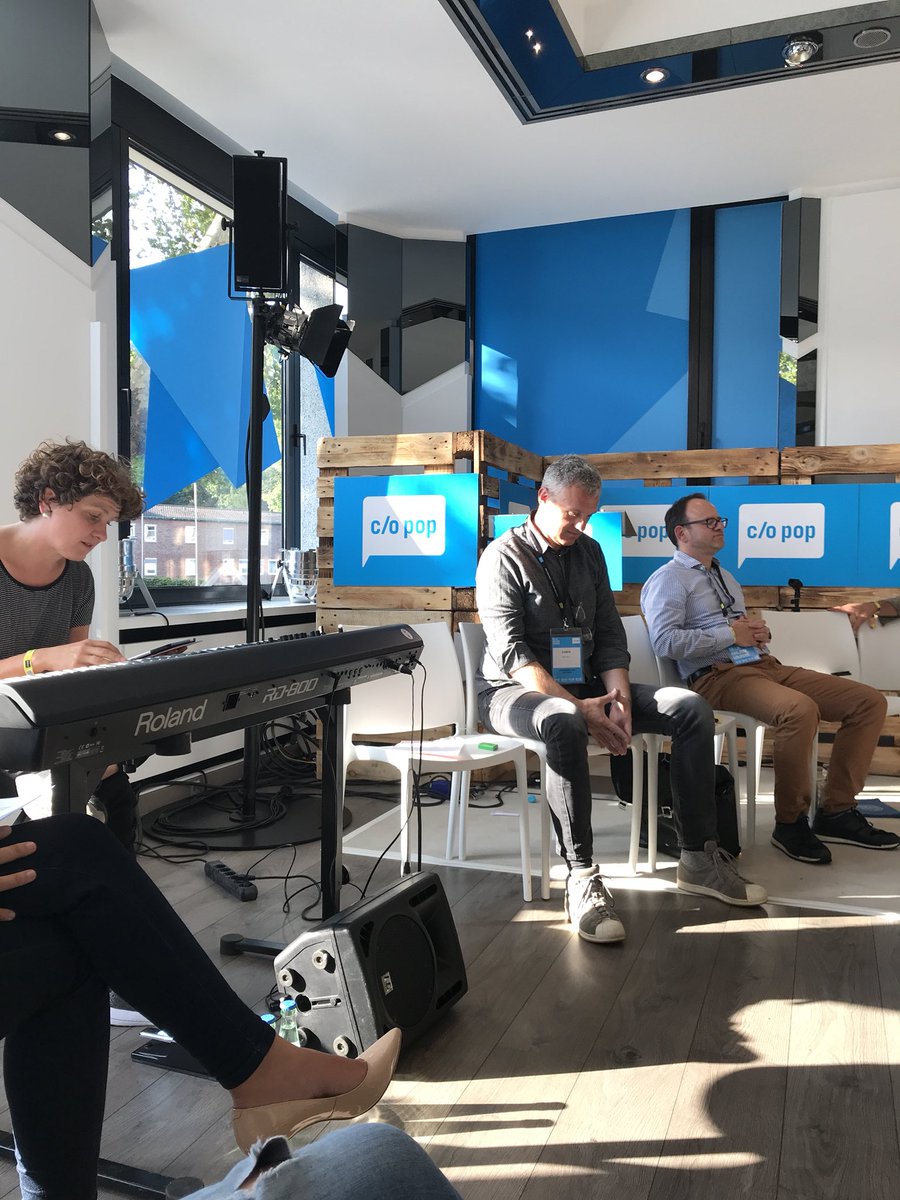 servicekomplize's tweet image. „Wir können nichts festhalten, aber Haltung bewahren.“ #copopcon18 @copopconvention Anke Johannsen im Workshop von Peter Schreck mit sehr schönen Interaktions-Formaten. Und: Mit spontaner Musik!