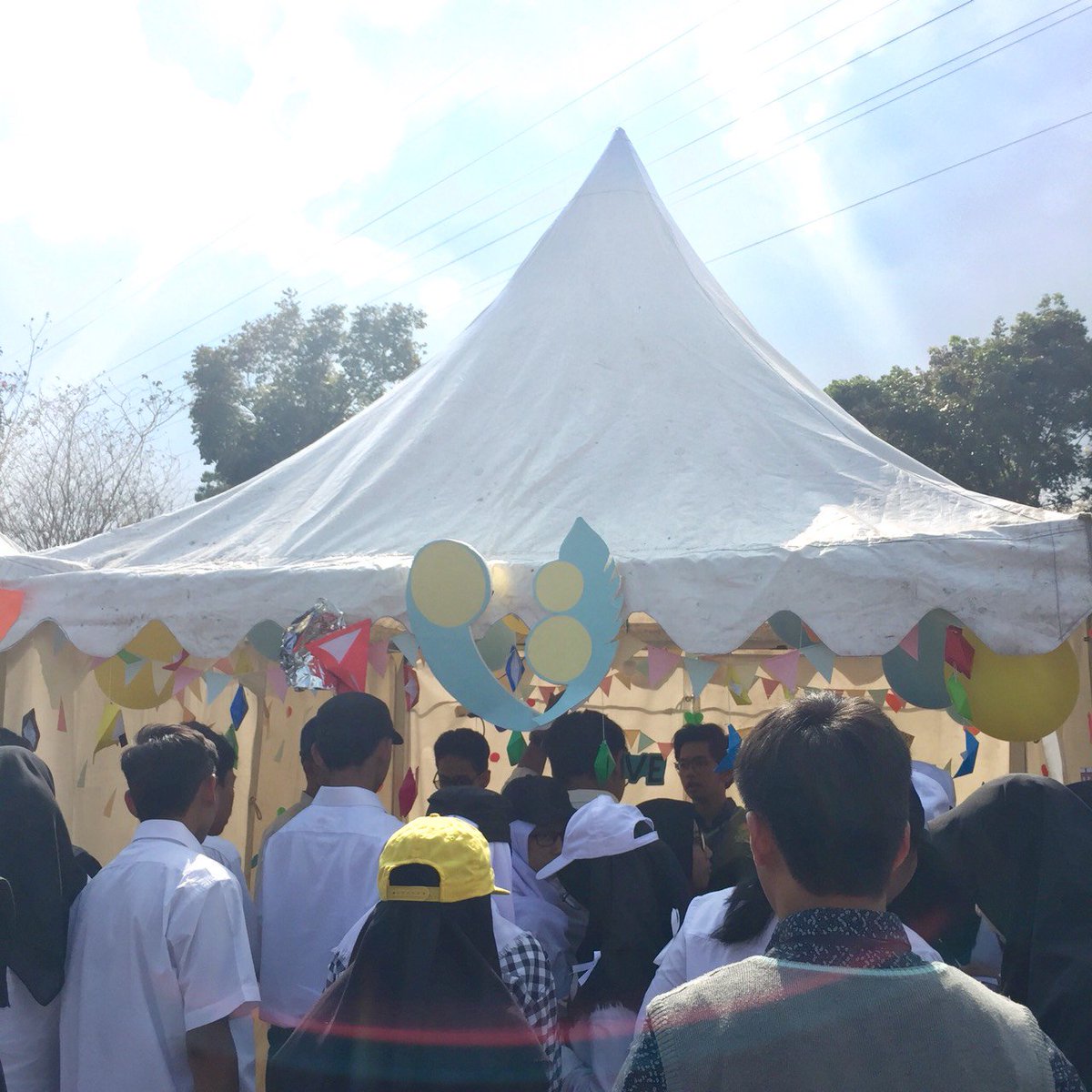 pplusfebunpad's tweet photo. [LIVE REPORT] 

Sedang berlangsung kunjungan stand Lembaga Kemahasiswaan dan Badan Seni Otonom oleh mahasiswa baru FEB Unpad 2018

Tetap semangat, Teman-teman! 
__
Keep updates with us :
Instagram: @pplusfebunpad
Line@: @ifi6062h
Twitter: @pplusfebunpad
Youtube :Pplus FEB Unpad https://t.co/IcxKpuxGX3