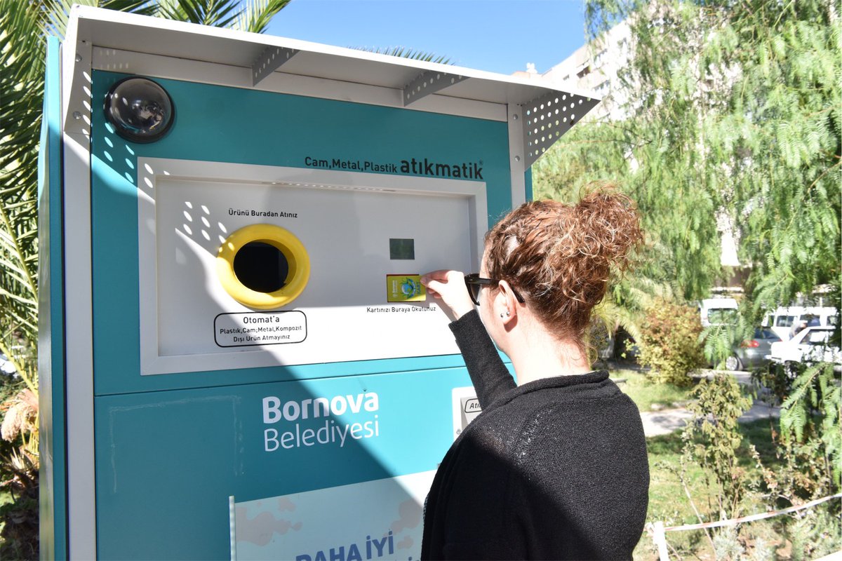 7 ayrı noktaya yerleştirdiğimiz ve kartlı sistemle çalışan Atıkmatiklere pet ve cam şişe ile metal içecek kutularını atan vatandaşlarımız ayrı ayrı puan kazanıyor. Belirlenen puanlara ulaşanlar 🚲bisiklet, 🏀basket topu, ⚽futbol topu, dart, scrable hediyelerinin sahibi olucak.