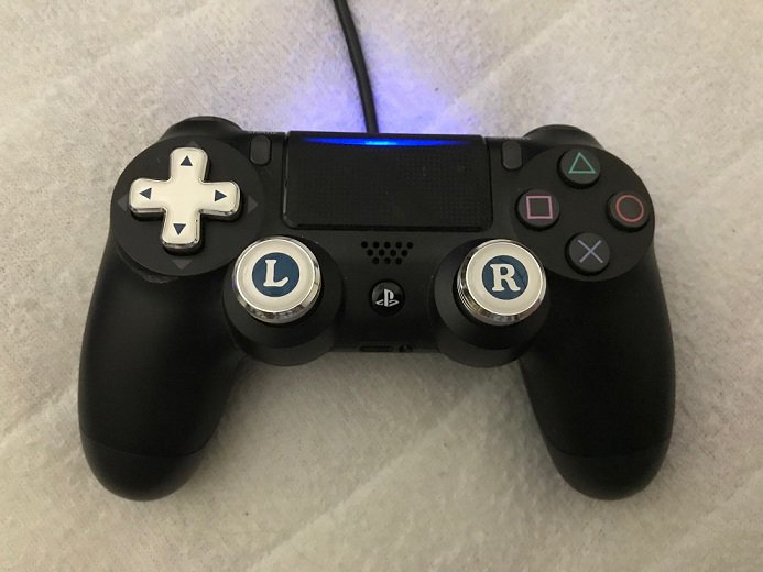 Amilala Ps4コントローラー用のアシストキャップ届いた 方向キーの十字キー化は一方向押しっぱの時に少し重心斜めになっただけで斜め入力が反映されてボンバーマンでは使い物にならん スティックのキャップがデフォ状態よりしっかりした感じで良かった