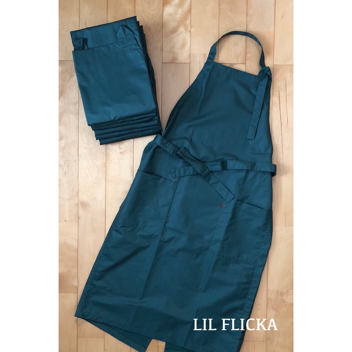 LilFlicka2013's tweet photo. ・
岡山県のペットサロンfeliceさんからの
オーダー品のエプロンです。
HP : https://t.co/lhgtVyxctF
・
トリマー用のエプロンが市販品では
なかなかないそうです( › ·̮ ‹ )
・
#lilflicka #リルフリッカ #バッグ #エプロン #オーダー #creema
・
Pattern:Shell Button
https://t.co/bWuLuGlE7a https://t.co/p46xhn8tQK