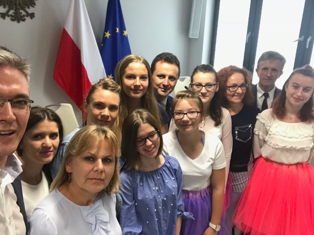 JarubasAdam's tweet photo. W Świętokrzyskiem gramy z #maniadziałania. Spotkałem dziś świetną, kreatywną młodzież w Sędziszowie. Brawo! #kochamświętokrzyskie https://t.co/S8UUIndgp9