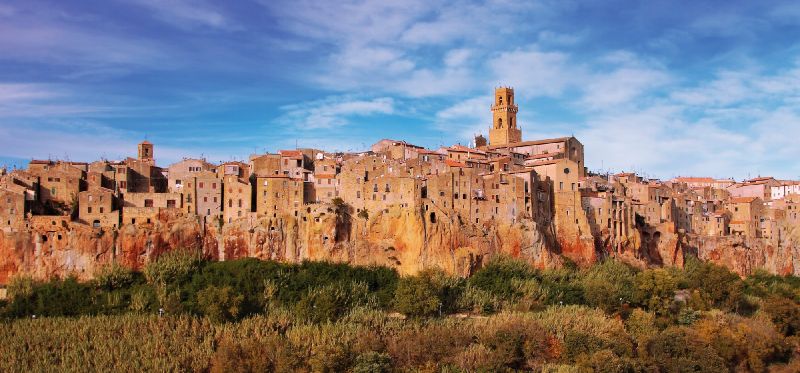 #Pitigliano (GR) festa delle #cantine nel tufo. Il primo fine settimana di settembre le cantine del centro storico, scavate nel tufo, vengono aperte ai turisti ed ai visitatori. In ogni cantina degustazioni, cene, musica e spettacoli di ogni genere
pitigliano.org/eventi/settemb…