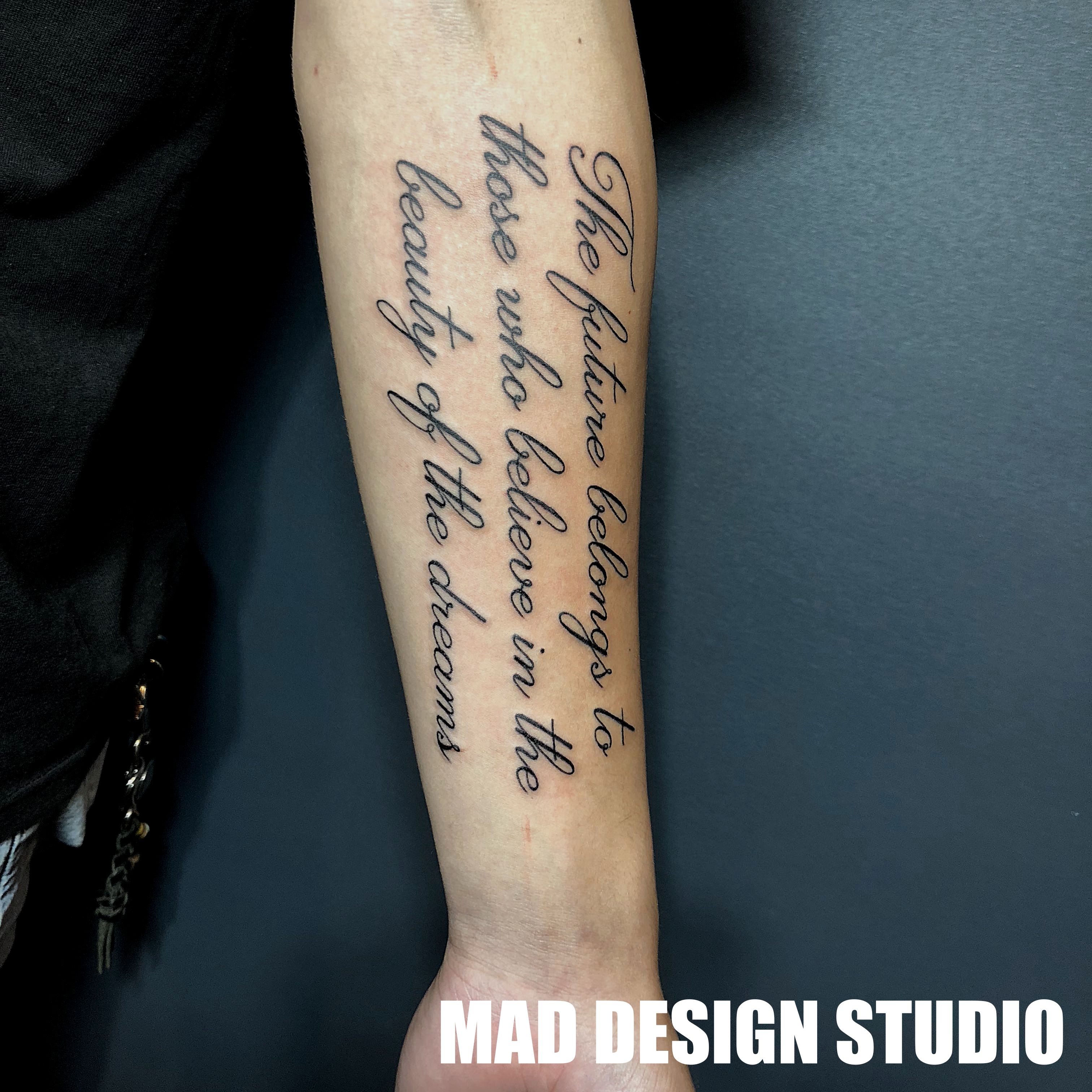 Mad Tattoo Johnny サッカー選手の言葉らしいです 未来は夢の素晴らしさを信じる者にある っていうような感じの 意味ですかね多分 木更津タトゥー 木更津刺青 千葉タトゥー 千葉刺青 タトゥーデザイン 文字のタトゥー スクリプトタトゥー