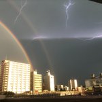 二重の虹と雷？？そんな組み合わせがあるの？珍しい空模様
