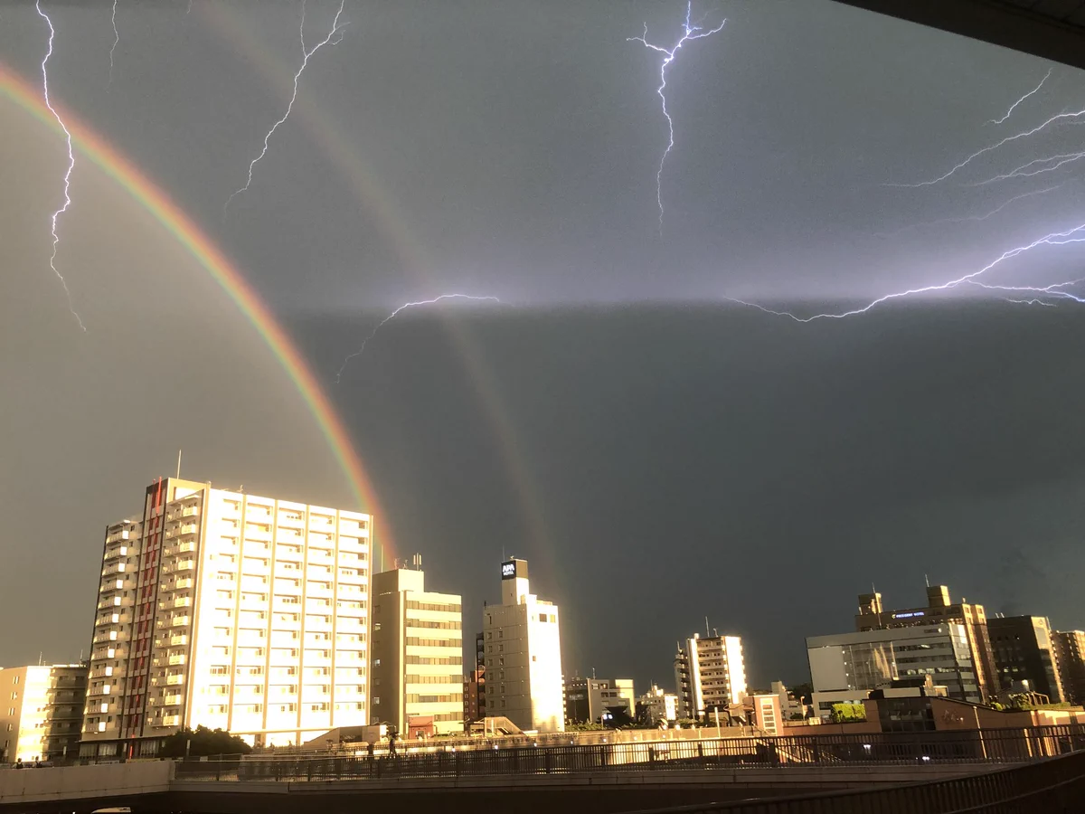 二重の虹と雷？？そんな組み合わせがあるの？珍しい空模様