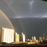 二重の虹と雷？？そんな組み合わせがあるの？珍しい空模様