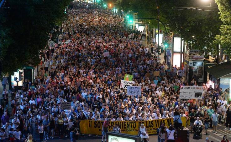 <a href="/LopezMirasF/">Fernando López Miras</a> Y dale con el millón y medio... date una vueltica #Alasvias y trabaja de verdad para el progreso con una #MurciaLibreDeMuros y el crecimiento de nuestra ciudad. Espera q el millón y medio se entere q por #Camarillas llegaremos antes y más barato a #Madrid q con vuestro #AVE