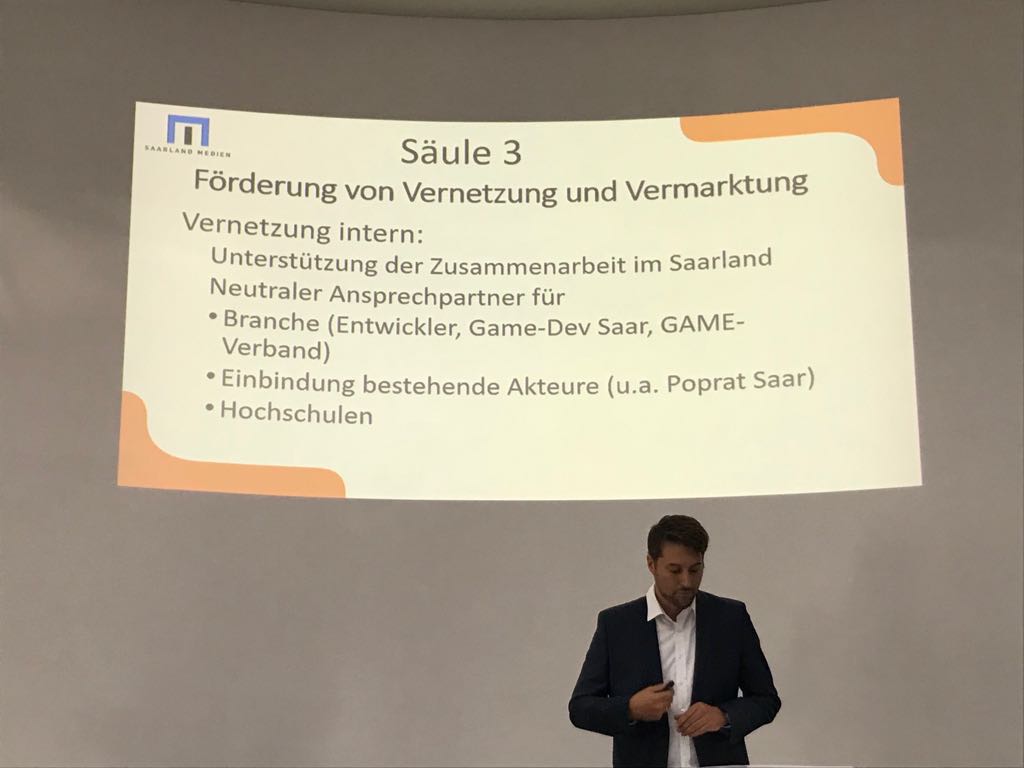 SaarlandMedien's tweet image. Die dritte Säule besteht aus der Förderung der Vernetzung von Entwicklern, Hochschulen und Wirtschaft. @GameDevSaar @game_verband @saarlanev @praccsterNET @DagstuhlCommits @HBKsaar @Uni_Saarland @htw @coderdojo_saar...