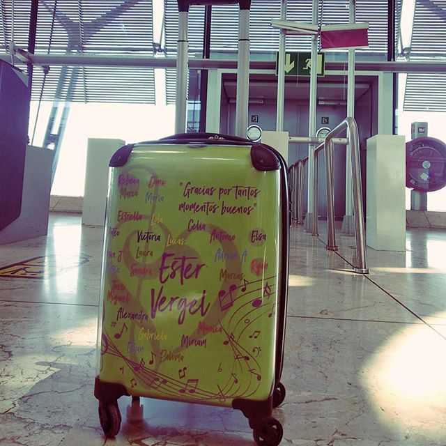Midibu4u's tweet photo. A punto de volver a la rutina esta maleta en sus dos meses de vida le ha dado tantas alegrías a su dueña como el día en que se la regalaron. 😍 así nos quedamos con el resultado... una muestra de los regalos personalizados que diseñamos con cariño. 
#… https://t.co/SBWMr02zyv https://t.co/Qkt45howhA