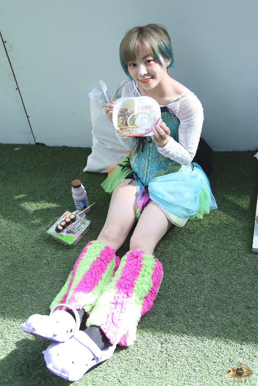 仮面女子 公式ツイッター 1801タイバンコク2日目 仮面女子のわんぱく娘 胡桃そら Sora Kurumi が一人ピクニック T Co Ktksg29vjq