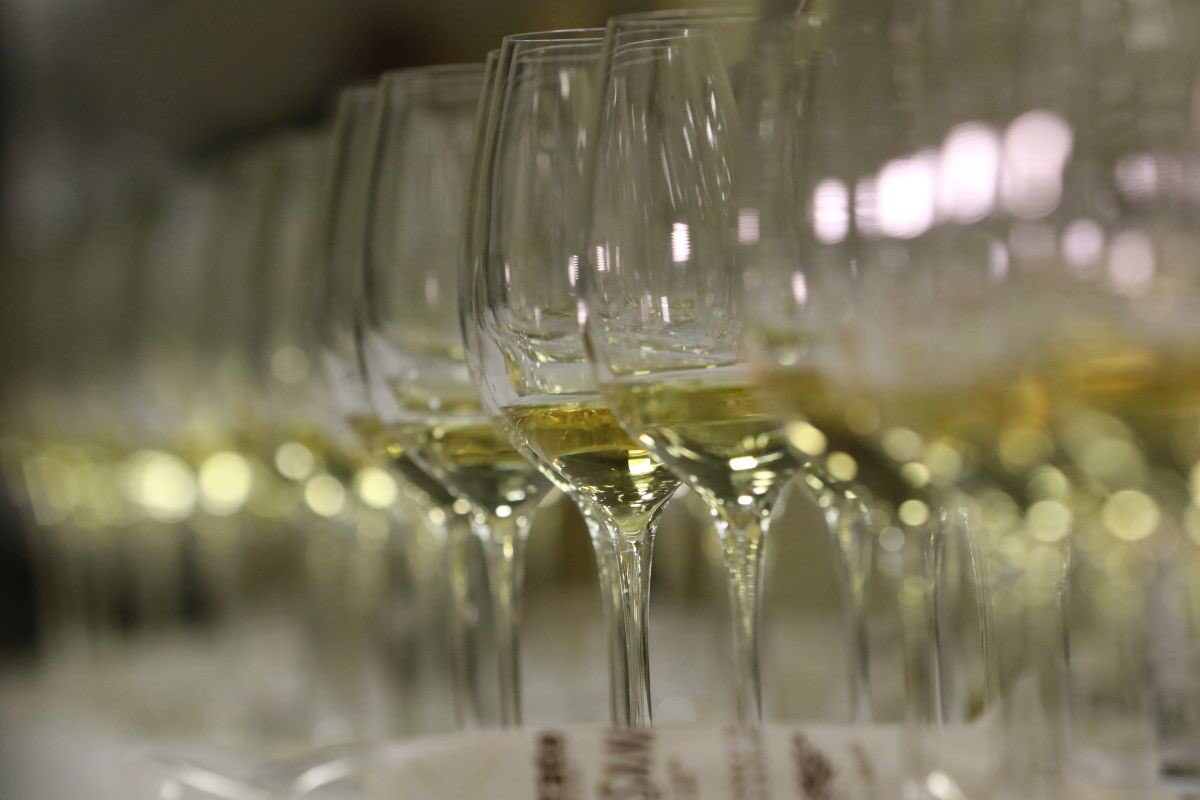 WineNewsIt's tweet photo. La "sindrome da secondogenito" non vale per il #vinobianco fermo. La carta vincente? Gli #autoctoni, con il 45% degli italiani che li elegge vini del futuro, frutto di uve molto diverse in grado di far scoprire tutta la varietà e le diverse caratterizzazioni del #vignetoItalia https://t.co/OInL1wxu7E