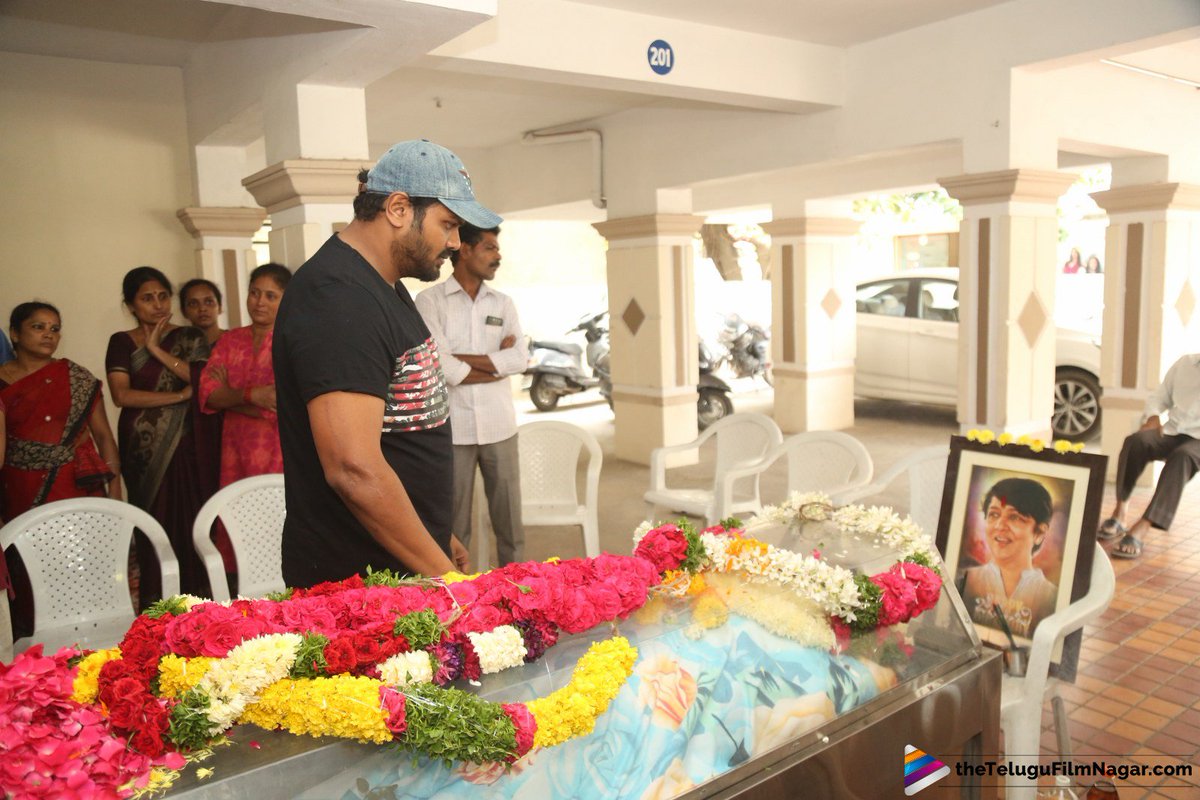 telugufilmnagar's tweet photo. Celebs Pay Homage to Director #BAJaya!
#RIPJayaGaru
Gallery: https://t.co/JB61Mf1vMX https://t.co/DYd15mheue