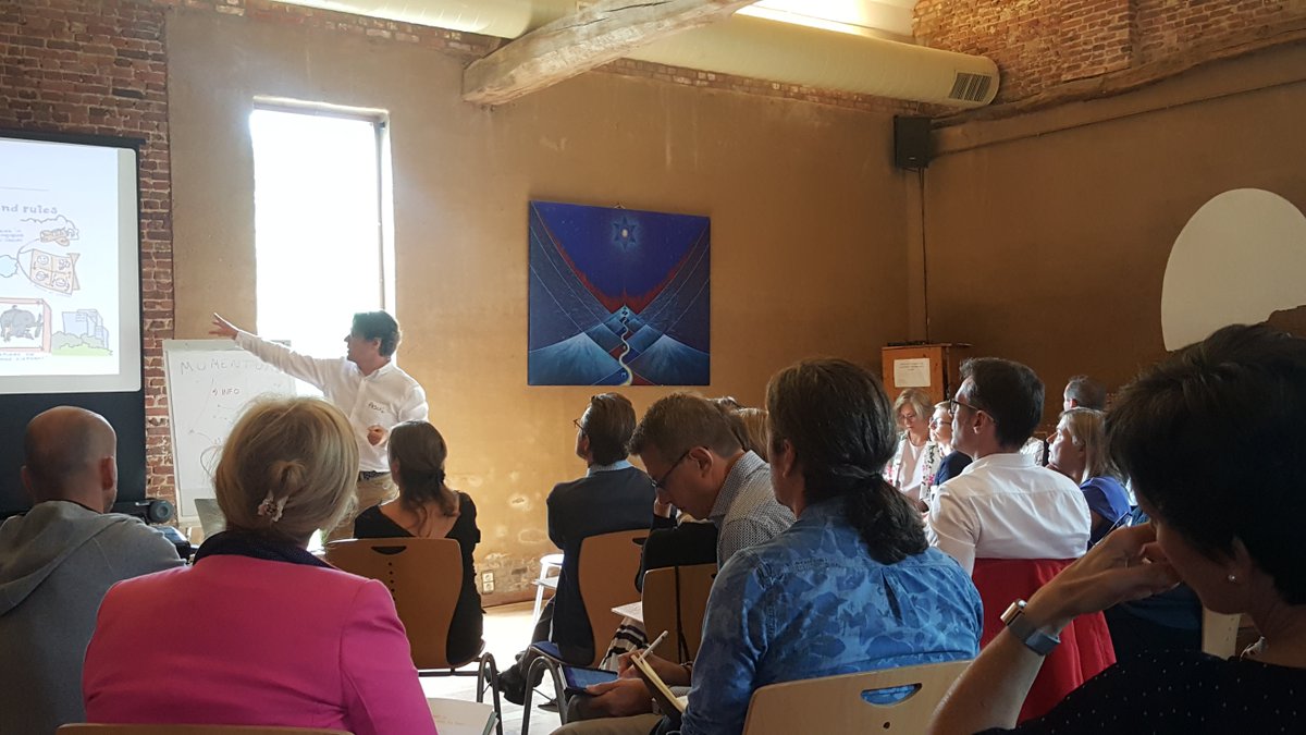 Pascalvanloo's tweet photo. De inspiratiedag voor leiders begon met een actieve sessie. Ik vroeg aan het publiek om een levensechte case oplossen en met beperkte informatie beslissingen te nemen. https://t.co/j0leEOTLxz