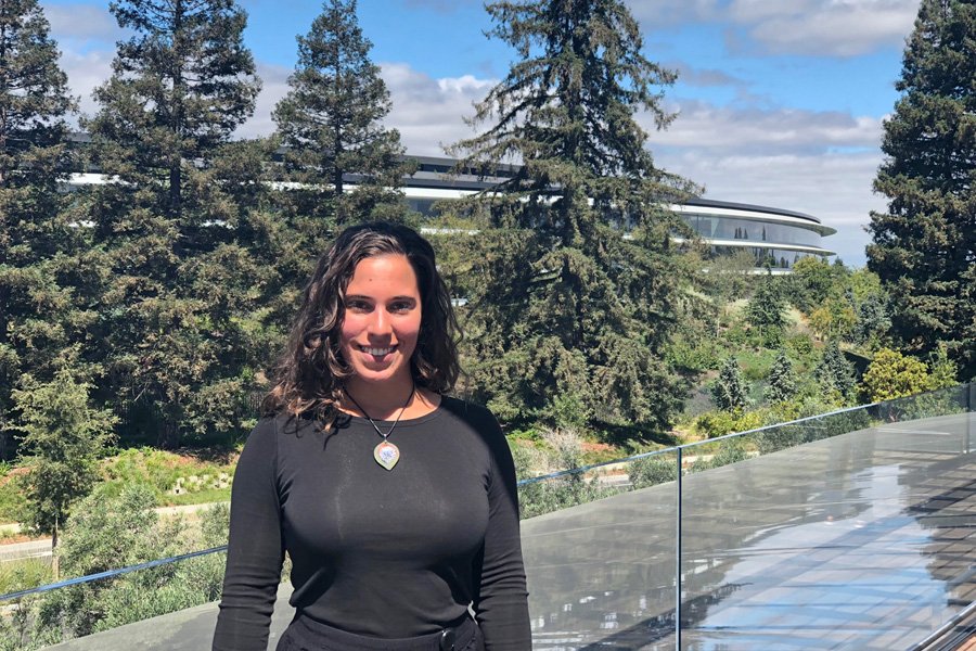 Hey, Siri… What CMU linguistics major leads your language understanding team? Enrica Rosato (DC'13) joined Apple in February and is helping program the virtual assistant to understand and respond back to natural language. cmu.edu/dietrich/news/…