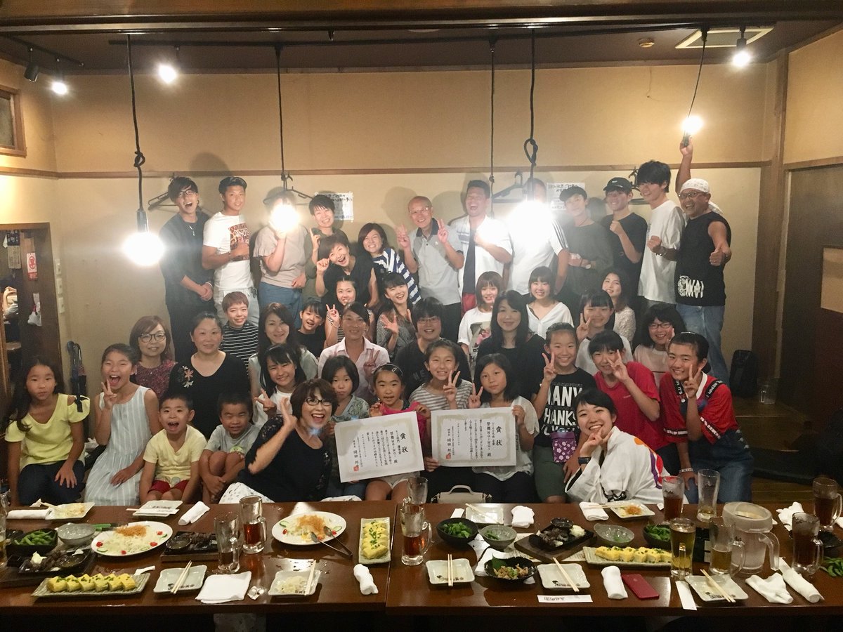 Domatsuri_g's tweet photo. 【賞状渡し】
U-40大会では、音賞を、
どまつりジュニア大会ではキッズ部門 優秀賞を受賞した、
祭舞WaiWaiさんのもとへ賞状を渡しに行きましたー！✨
打ち上げで盛り上がっている中、温かく迎えていただきました😊
2つの大会で活躍した祭舞WaiWaiの皆さん、おめでとうございます！🎉 https://t.co/Lj93Pb59aU