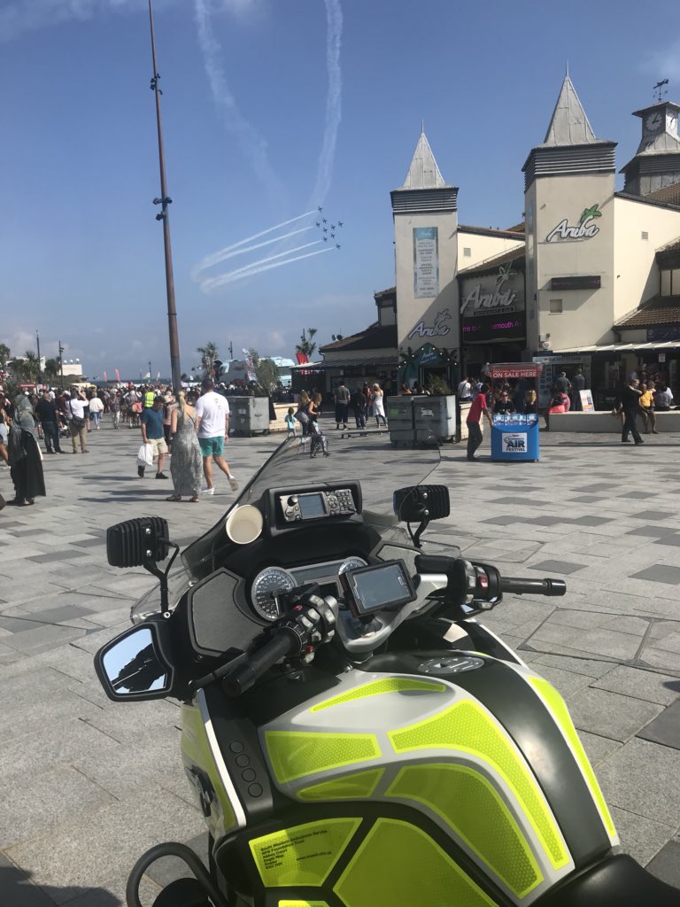 999bikeswast's tweet image. Amazing weather for @BmthAirFest great views of the @rafredarrows 
Stay safe in the sun, as nice as we #bikermedic’s are you’re best just meeting us for a selfie than because you’ve not been #SunSafe #SlipSlopSlap #choosewell #StayHydrated Bee mindful of of 🐝 &amp;amp; wasp stings today