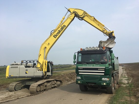 De provincie is gestart met grondtransporten in natuurgebied Waalenburg op #Texel. Maandag beginnen de scholen weer en ouders en schoolgaande kinderen wordt verzocht bij dit gebied en bij uitritten van werkverkeer alert te zijn. bit.ly/2PozK0m #DeScholenZijnWeerBegonnen