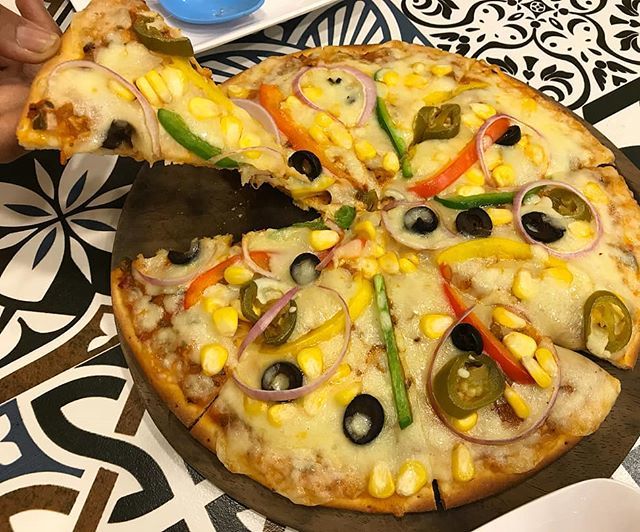 tnbtmumbai's tweet photo. Looking for a delightful dinner tonight? 🤔
.
Come try @tnbtmumbai's thin crust veggie delight pizza loaded with fresh bell peppers, corn, onions, olives and jalapenos! 🍕
.
We assure you that you'll be thoroughly delighted! 😉
.
📸 - @munchy.aes
.
#pizz… https://t.co/TnN9vdJgdx https://t.co/ADFhFkz9Cs