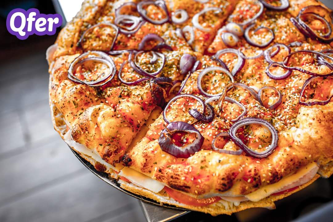 QferApp's tweet image. Piektdiena atnāca lieliem soļiem, tāpat kā BEZMAKSAS piegāde. 💜 Līdz 23:00 veic piegādes pasūtījumu Qfer aplikācijā, sākot no 9,99 Eur un gaidi savas karaliskās vakariņas. 🍕🍔🤗