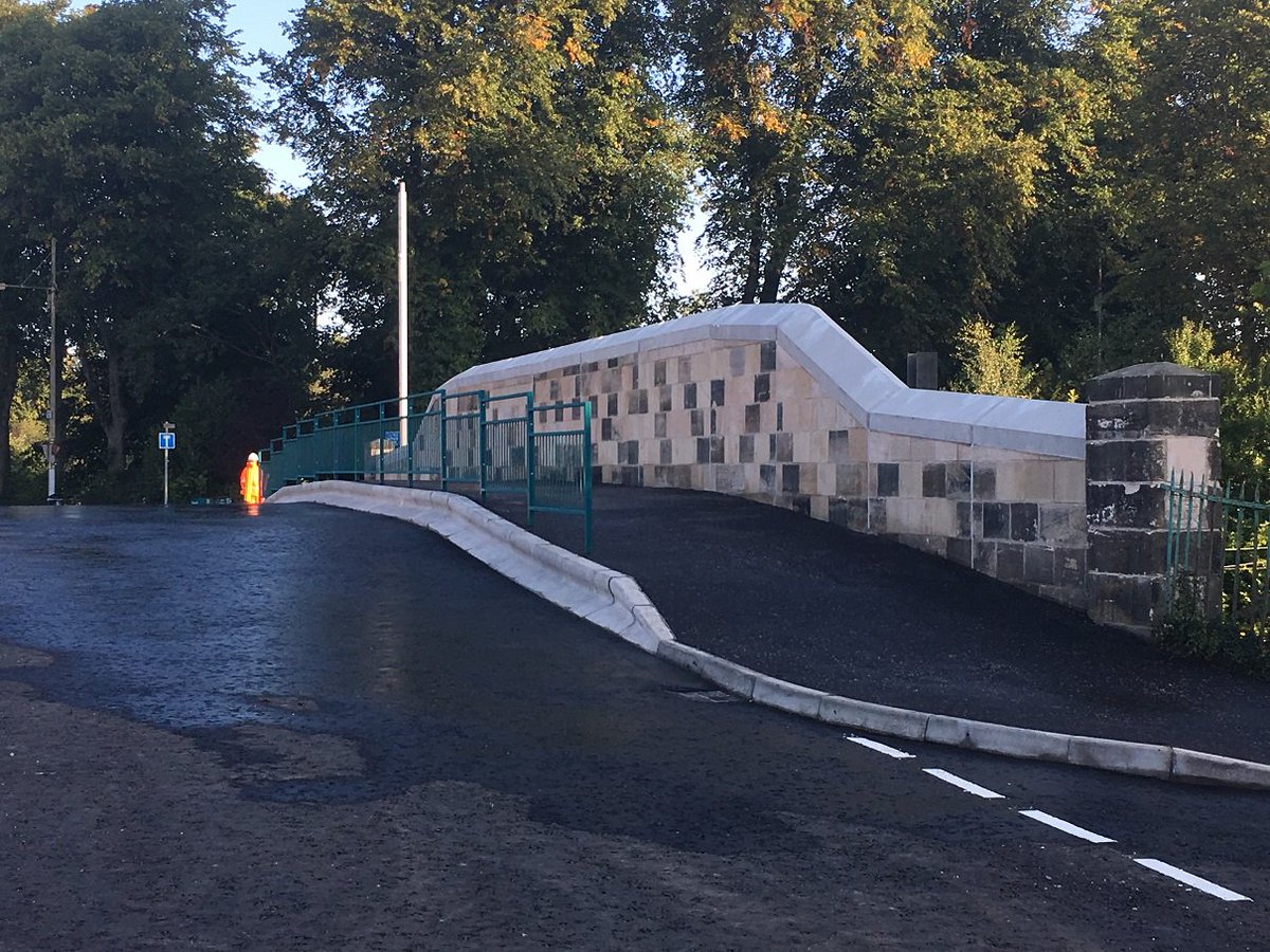 NetworkRailSCOT's tweet photo. ยฃ2m investment by Network Rail has seen old bridge demolished & rebuilt stronger & in line with modern standards for electrified railway with finish in keeping with local conservation area
Redevelopment was needed due to age & deteriorating condition of old structure #Springkell https://t.co/7OBKO4kIsx