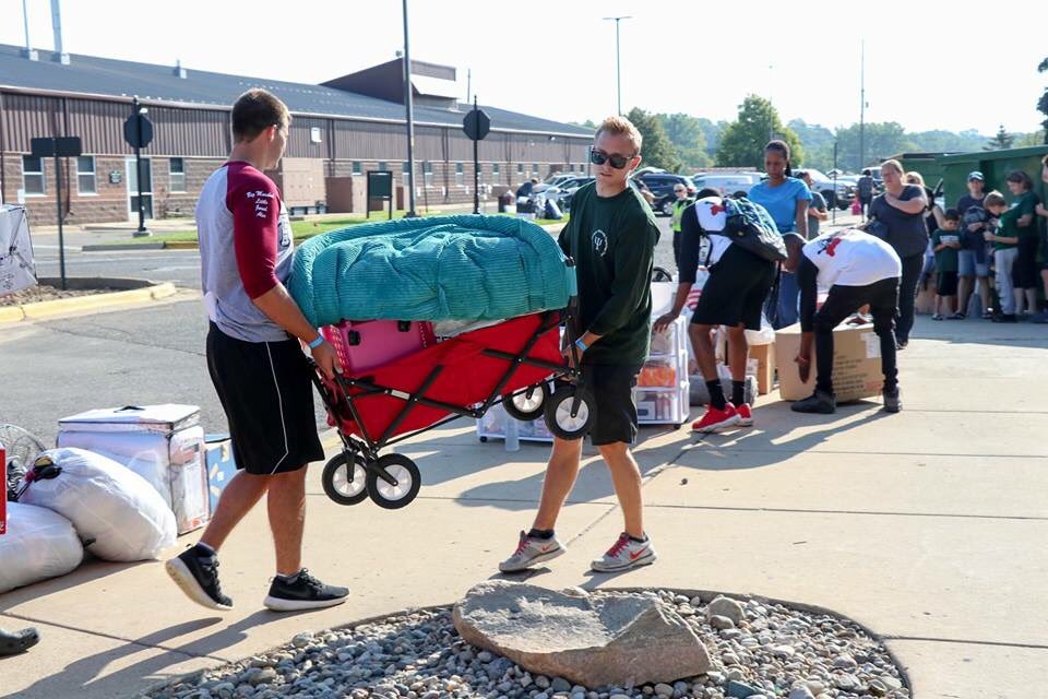 EMUCampusLife's tweet photo. Day one of @EasternMichU’s First Three Orientation kicked off with Move-In Magic! #OrientationRocks #NSOYay https://t.co/Dw3yD9S66v