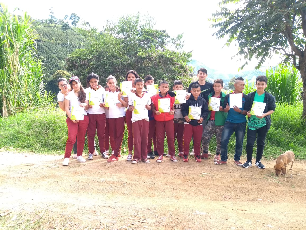 Entrega de certificados #Chaparral que orgullosos estamos de todos los niños, niñas y adolescentes #ICBF <a href="/cristivenegas_f/">Cristina Venegas F</a> <a href="/FundacionalmaCO/">Fundación Alma</a>