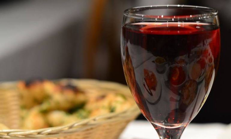 Regards_Dining's tweet photo. Need a glass this Friday? 🍷

We've got you covered! 

Check out our menu here: https://t.co/tFTRSSJ1iy 

#Friday #Wine #GlassOfWine https://t.co/ufpcRZSbXk