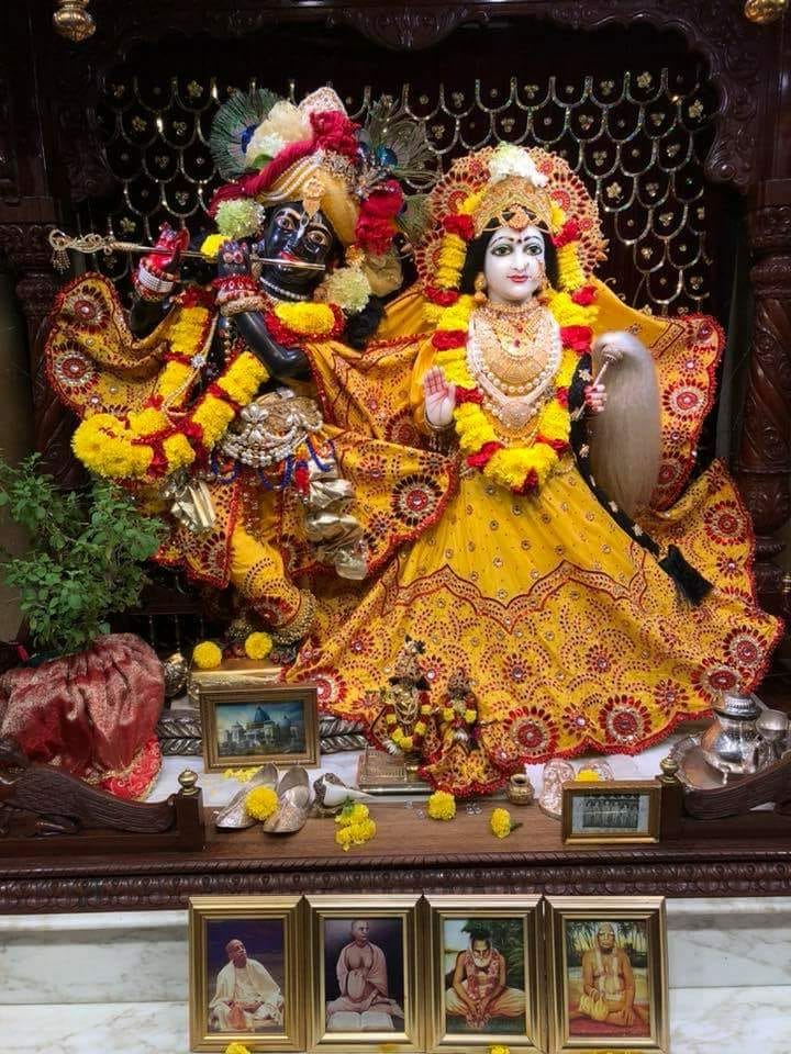 KrishnStore's tweet image. Buy the Product  cost at $8.00. On the eve of the Janamastami buy online #RadhaKrishnaStatue. We have a huge range of #Krishna statues in different colors, patterns, designs . We have special offer for all the product. To see Visit: bit.ly/2wuCZw4 
#Radhakrishnadeities