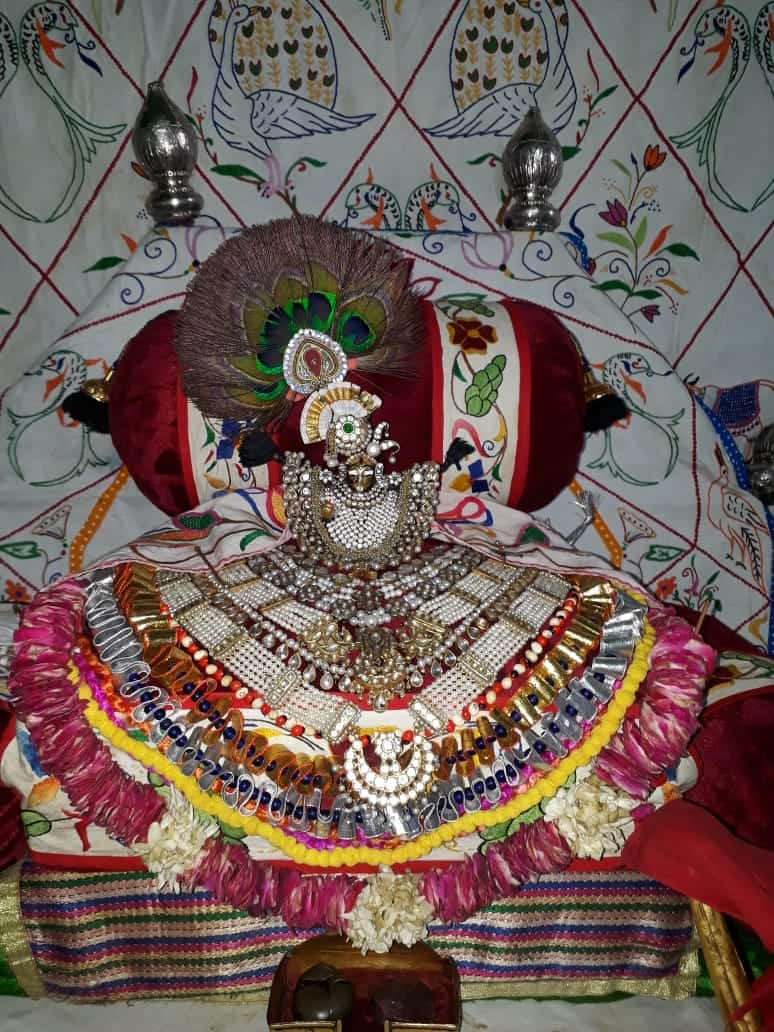 KrishnStore's tweet image. Buy the Product  cost at $8.00. On the eve of the Janamastami buy online #RadhaKrishnaStatue. We have a huge range of #Krishna statues in different colors, patterns, designs . We have special offer for all the product. To see Visit: bit.ly/2wuCZw4 
#Radhakrishnadeities