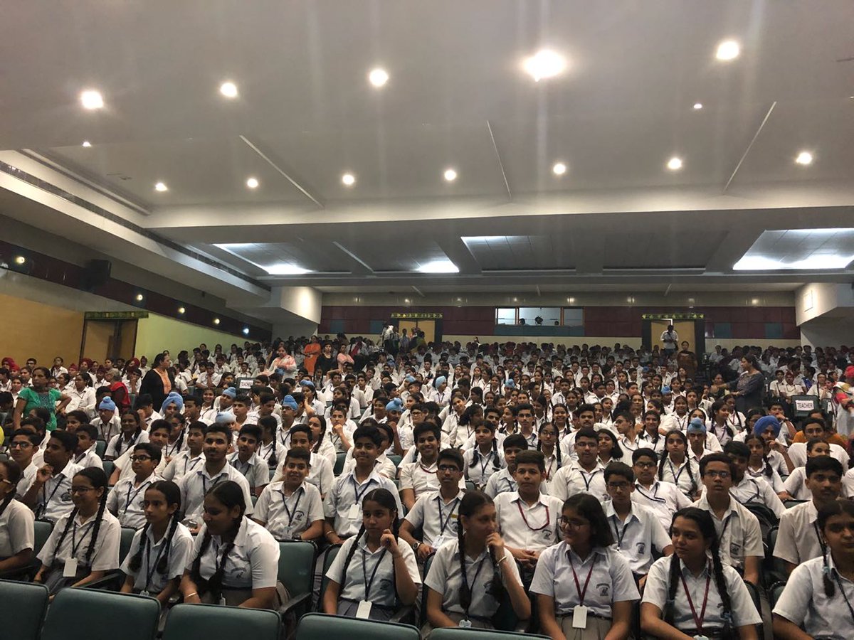 In conversation with the brilliant <a href="/pritika_mehta/">Pritika Mehta</a> and @SimarKehnda on "Youth &amp; Global Perspectives"
Excellent questions from an audience of over 1000 bright students #nextgen #livingbridge <a href="/UKinIndia/">UK in India🇬🇧🇮🇳</a> <a href="/GlobalShapers/">Global Shapers</a>
