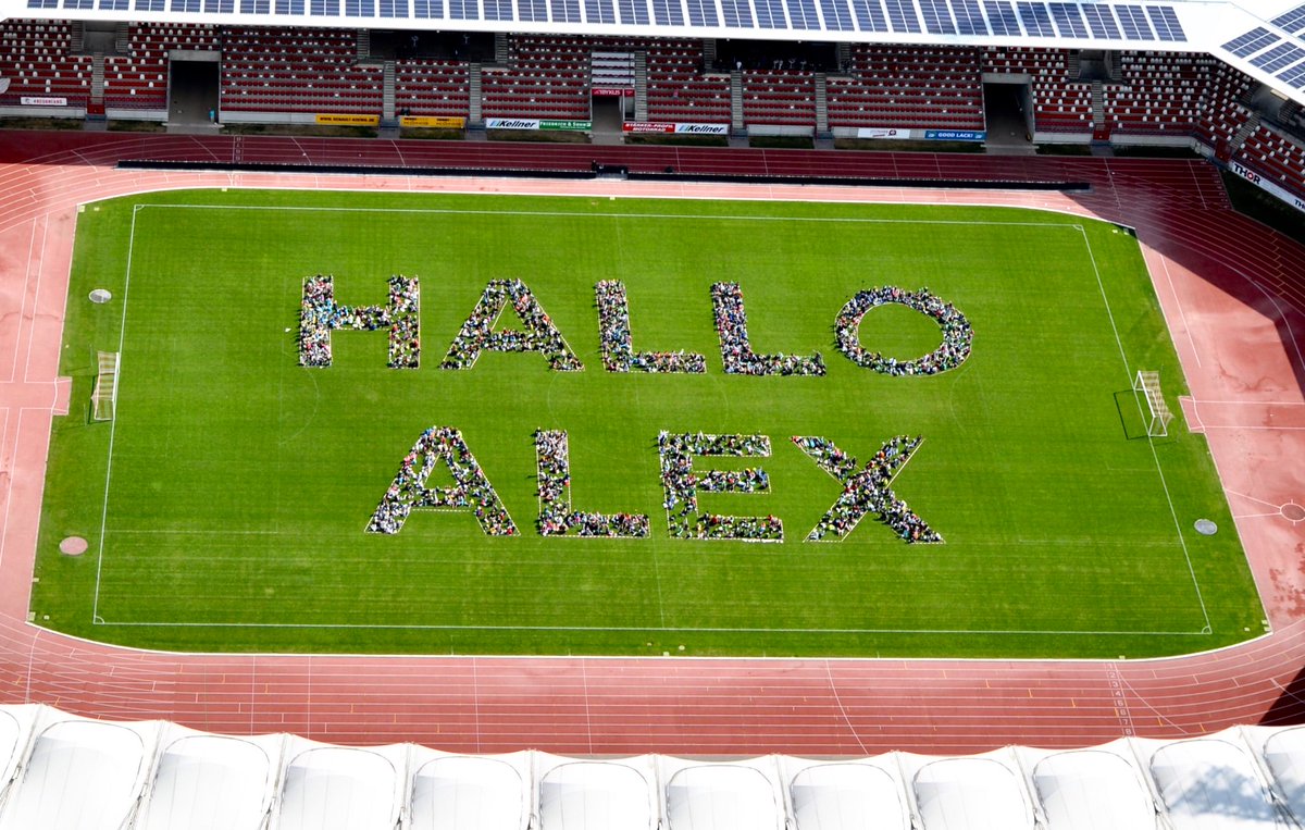 HALLO ALEX! Zum Finale der #DLR_Raumfahrt_Show in #Erfurt haben 1400 Kids einen ganz besonderen Gruß an <a href="/Astro_Alex/">Alexander Gerst</a> nach oben geschickt!