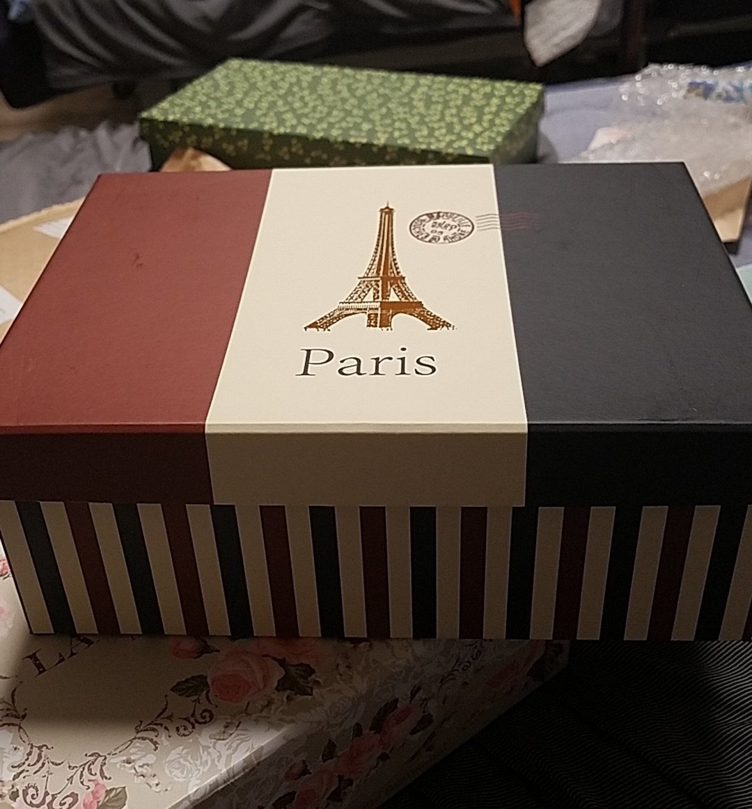 めぐみ ダイソーで高貴めな箱を買った マグネット式の蓋になってる グッズ入れにする W 最近はもうトリコロールに弱い T Co V69owowbw5 Twitter